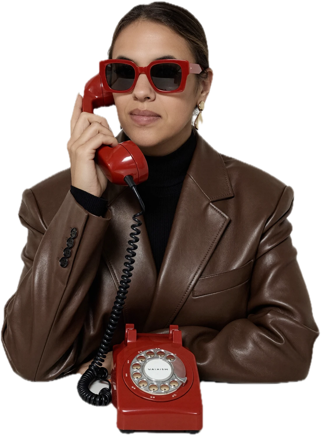 Patrícia com óculos vermelhos e um telefone vermelho