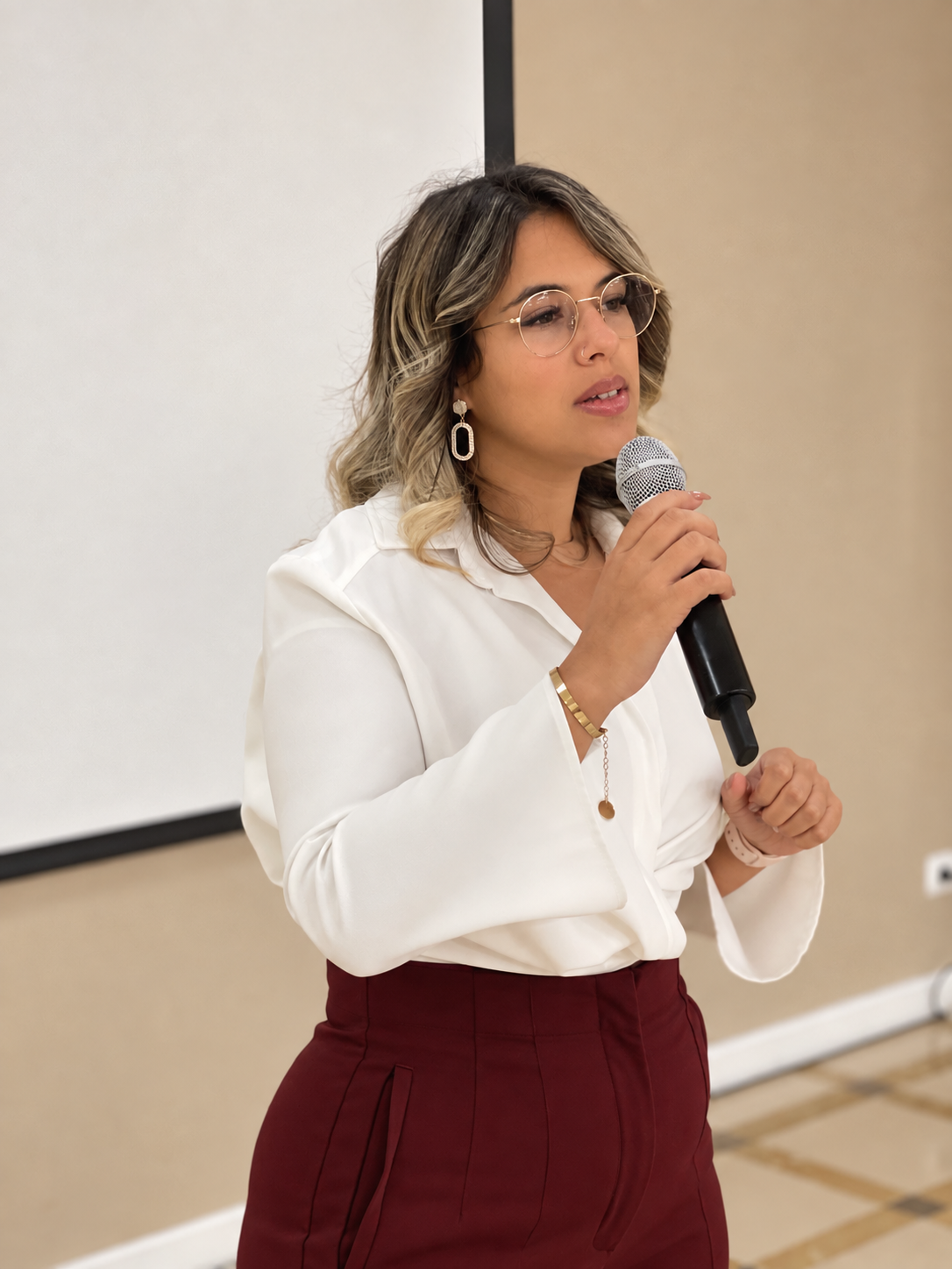 Patrícia Correia a falar ao microfone num evento
